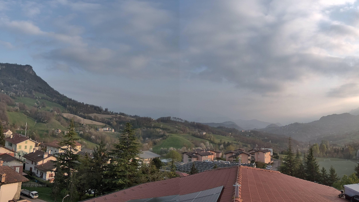 Tramonto sereno sul reggiano, solo un po' di nuvole sul Crinale.