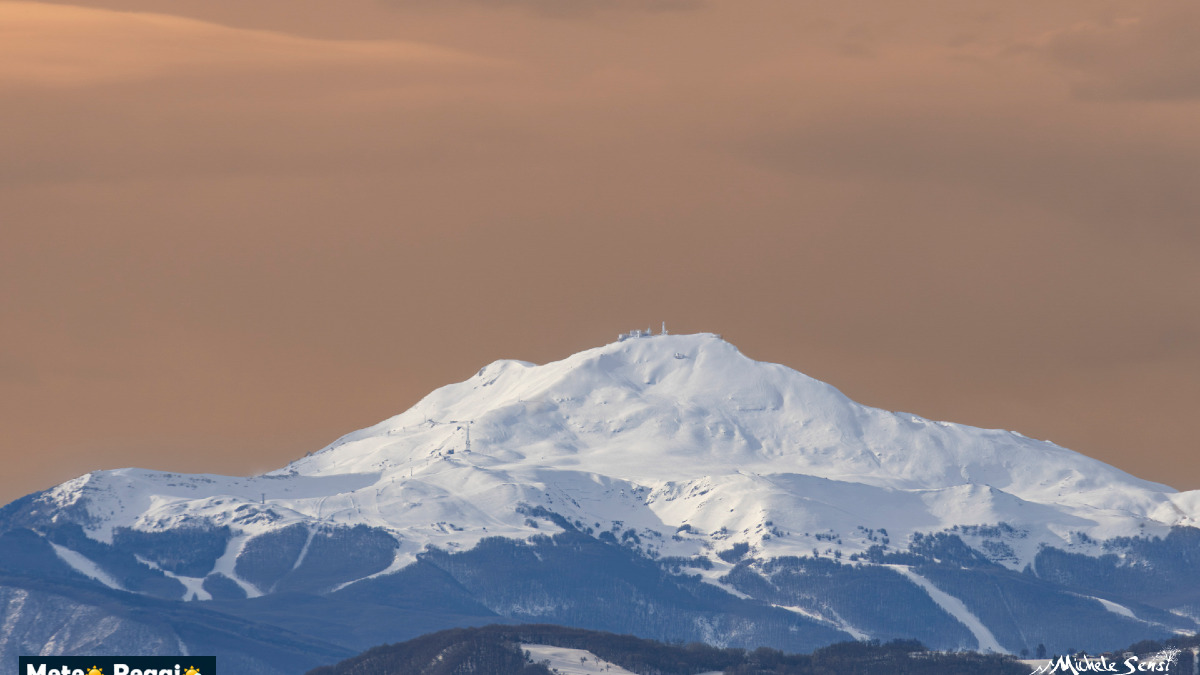 Il Cimone "Sospeso": quando il ciclone Deborah dipinge l'Appennino