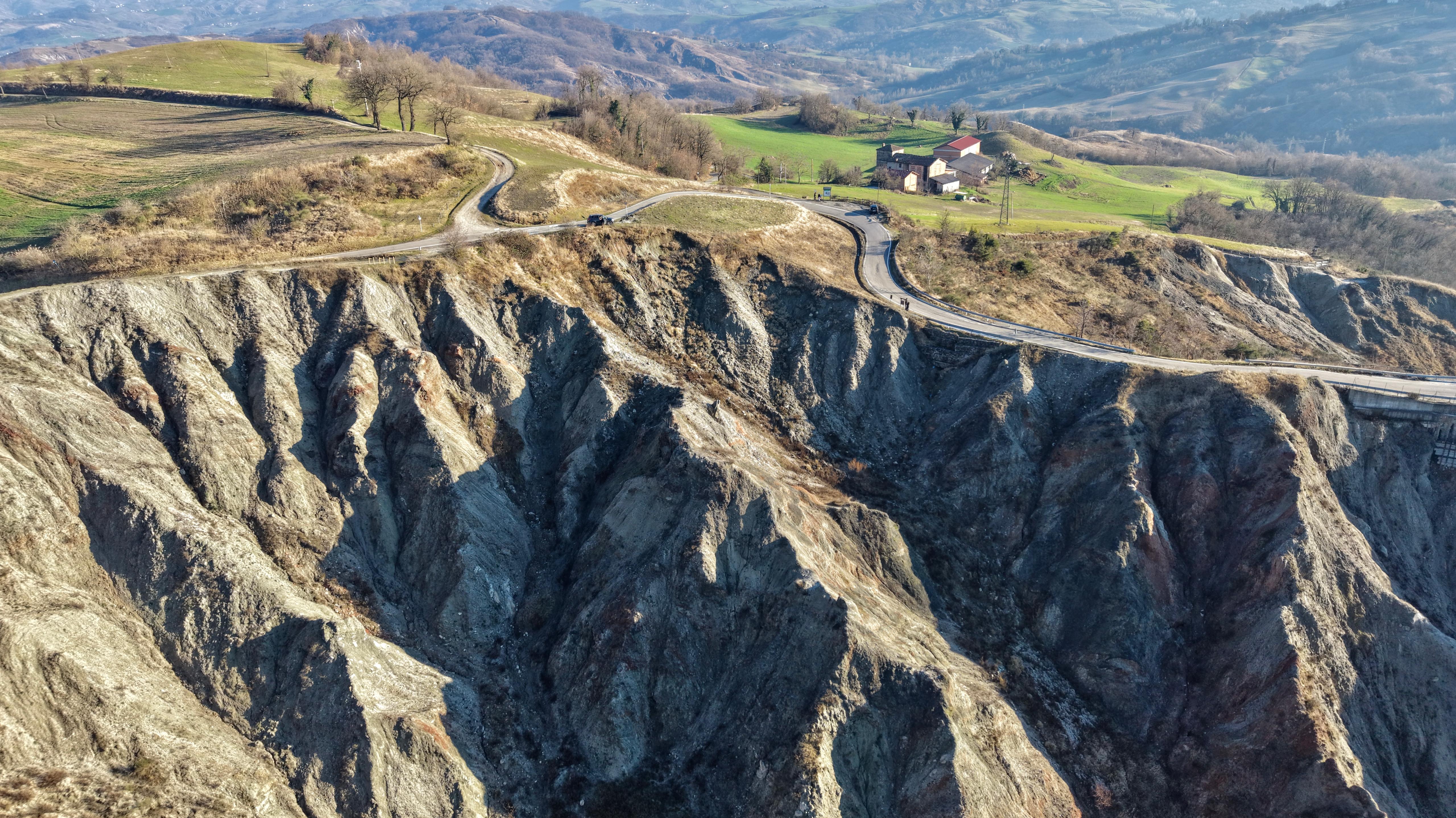 L’anima di Argilla: dai calanchi reggiani al cuore della Ceramica Mondiale
