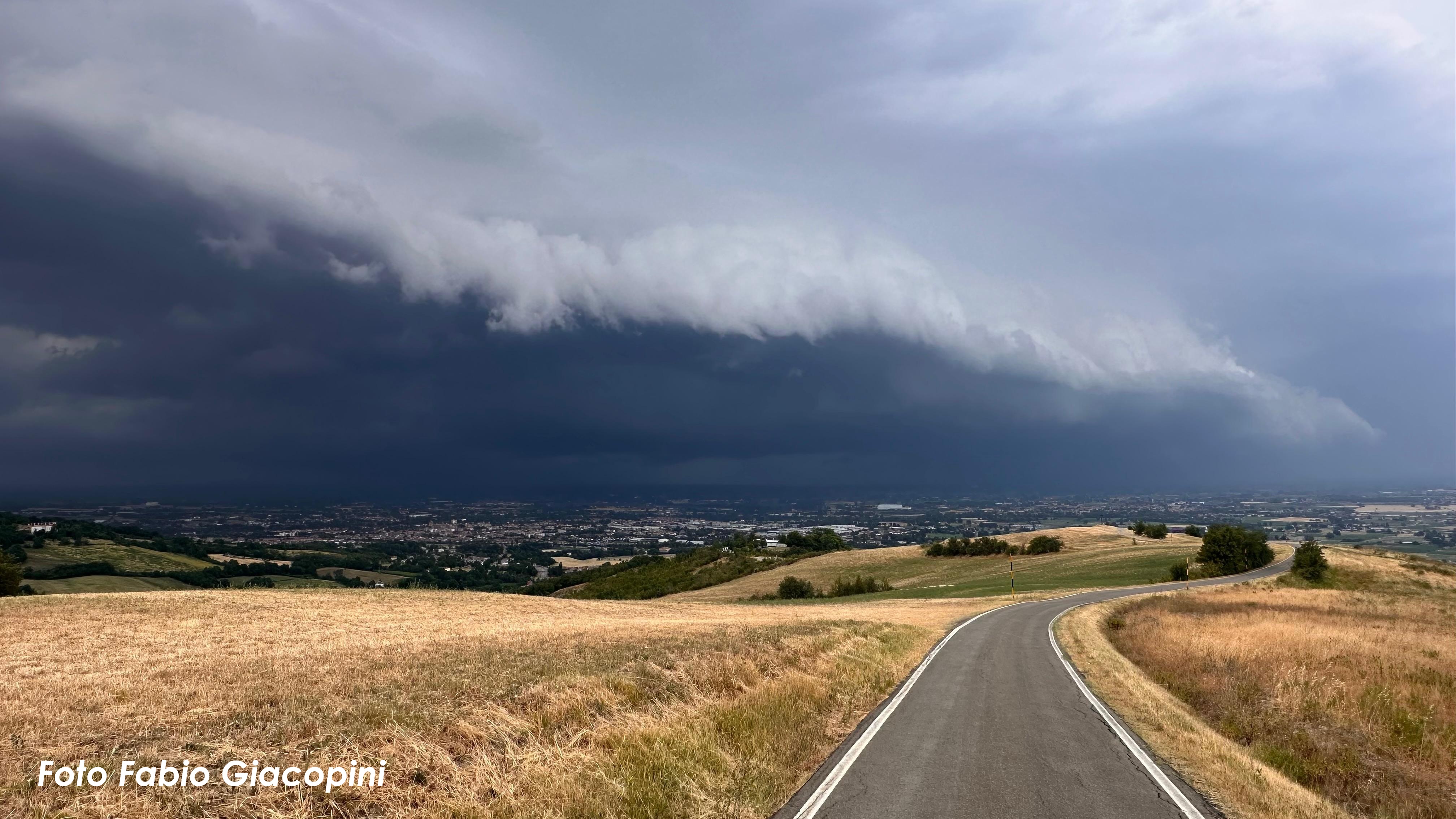 Shelf Cloud attraversa la Pianura Padana