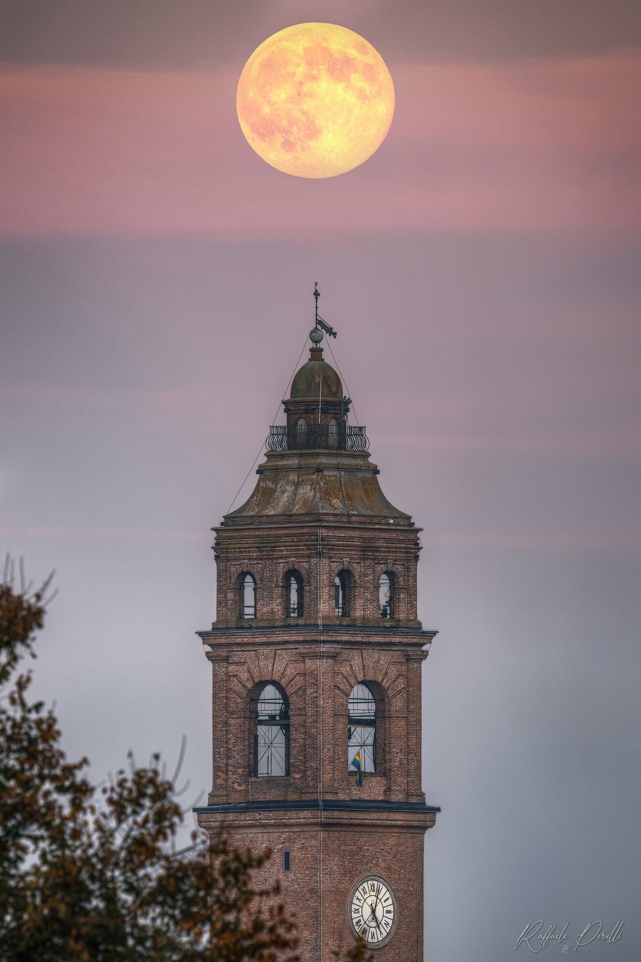 Luna piena sulla torre di Luzzara.
