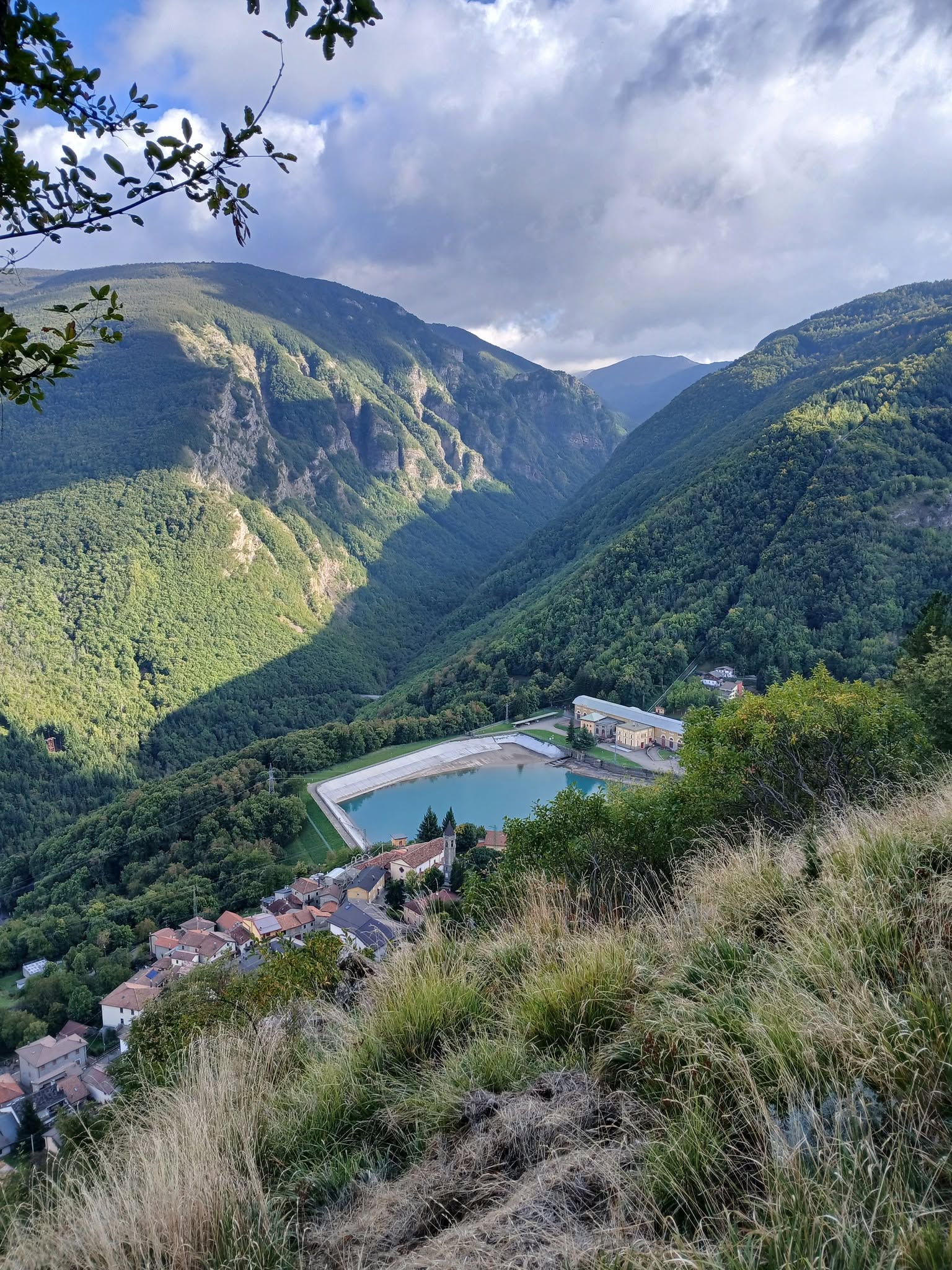 Centrale di Ligonchio e la valle di Ozola.
