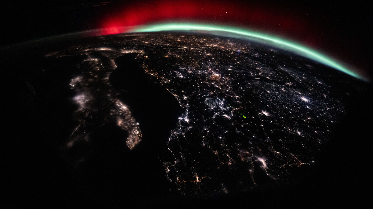 Il "Bacio di Fuoco" sopra l'Europa: l'Aurora del 19 Gennaio vista dallo Spazio