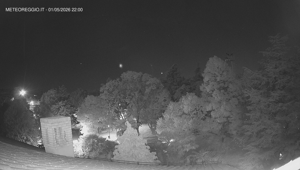 Luci "Aliene" nel Cielo del 1° Maggio: Lo Spettacolo del Falcon 9