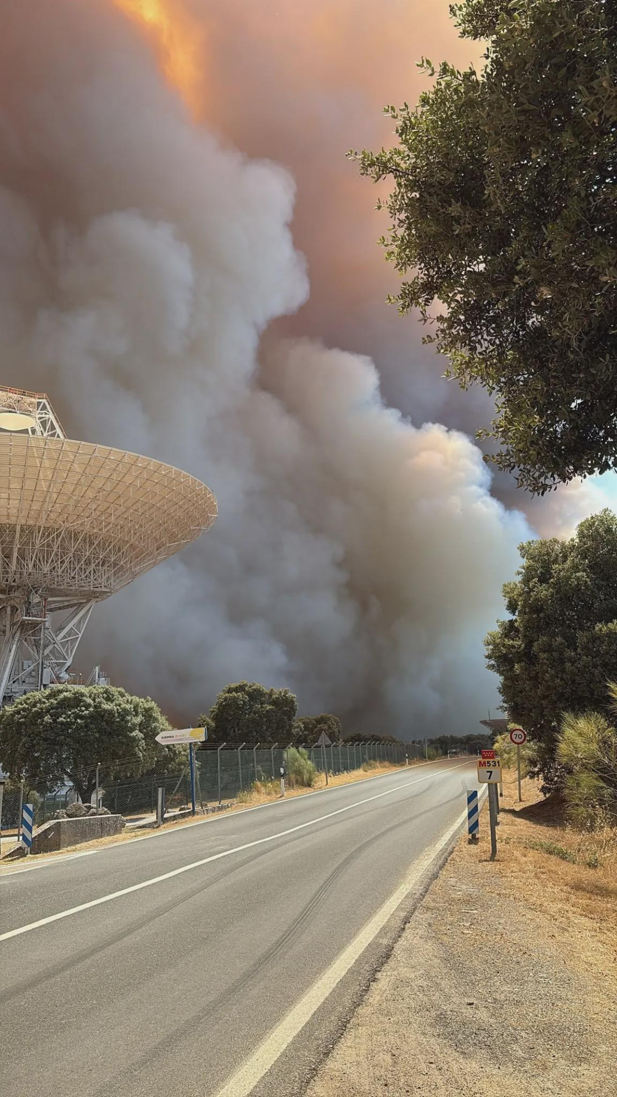 Quando l'inferno di fuoco minaccia le stelle: evacuato il centro della NASA a Madrid per i maxi-incendi